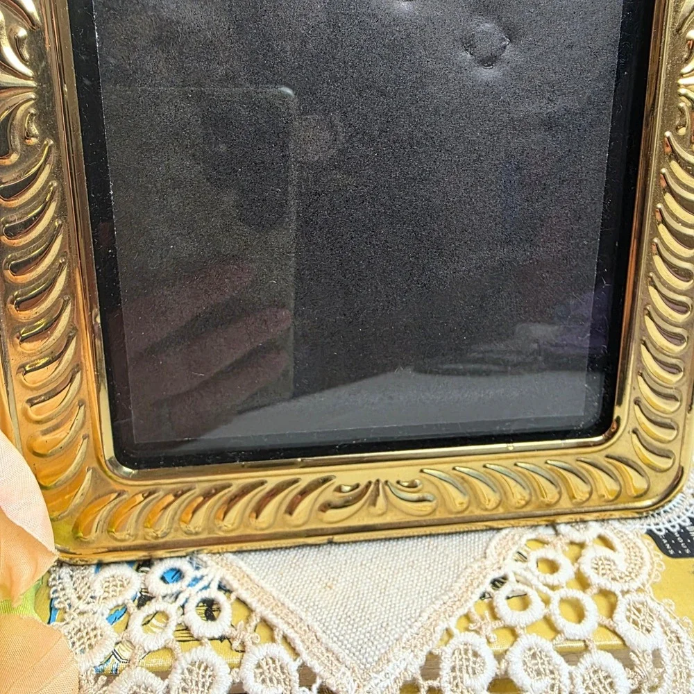 Vintage 80s Gold Ornate Embossed Metal Picture Frame Tabletop Easel Back‎